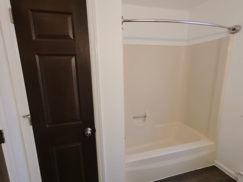 Full bath - 110 Froelich Ave