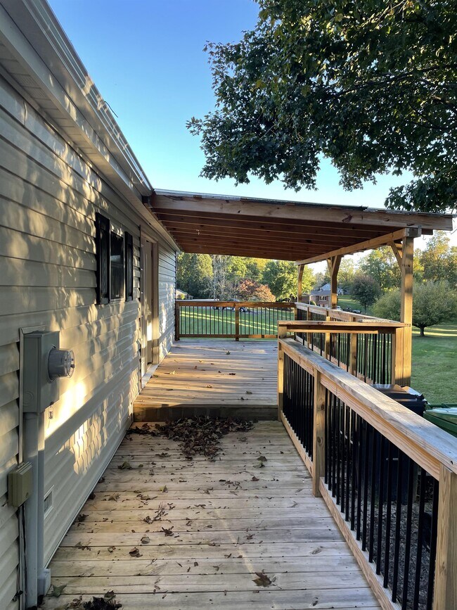 Building Photo - 584 Green Acres Rd