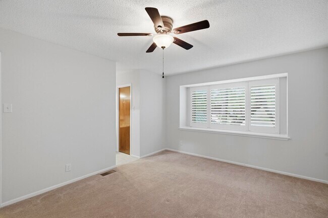 Building Photo - 1906 Hillingway St