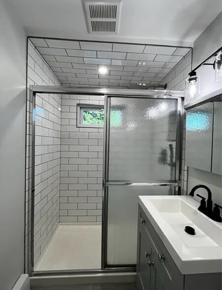 Building Photo - 54 Dick St