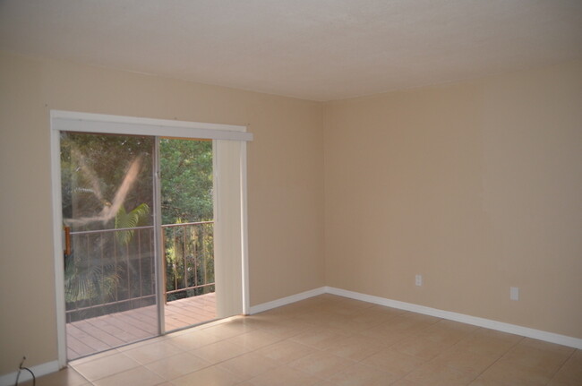 Building Photo - Cute and Updated 2/2.5 Condo in Lake Howel...