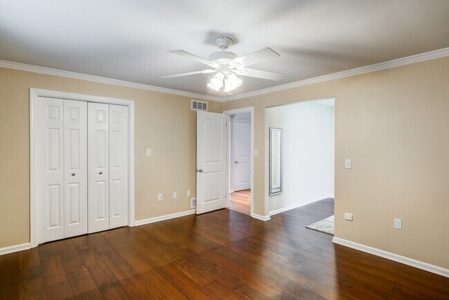Building Photo - 1827 Larchmont Ln