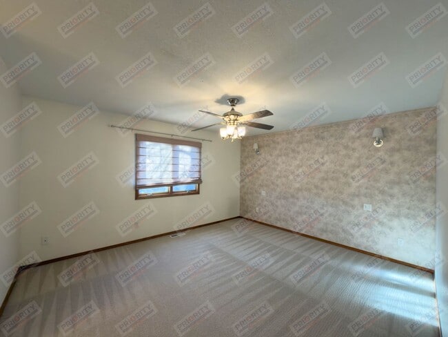 Building Photo - 3 bedroom, 2.5 bath Single-Family Home