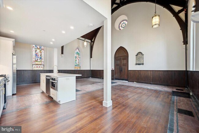 Building Photo - 430 York Rd