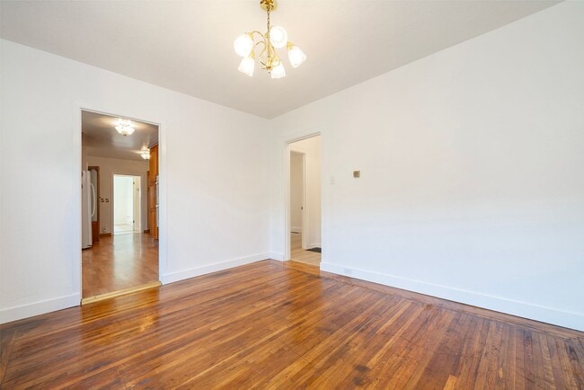 Building Photo - Spacious Two Story Albany Home Two Blocks ...
