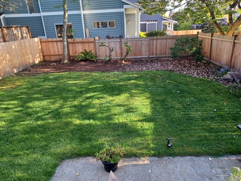 Private fenced-in yard - 4719 SW Findlay St