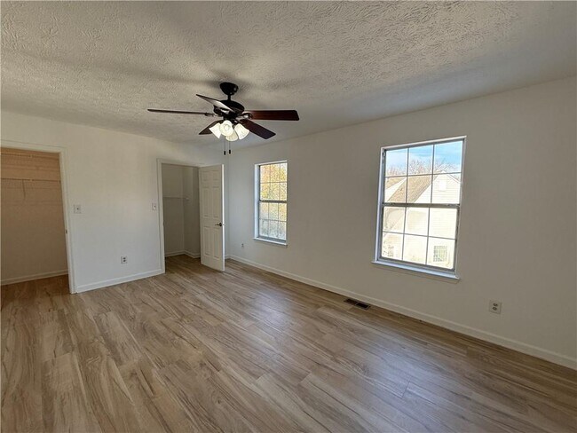 Building Photo - 3859 Meadow Creek Dr