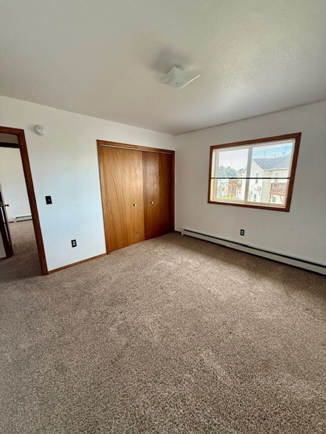 Building Photo - 2 Bedrooms 1 Bathroom - 4 Plex - Belgrade