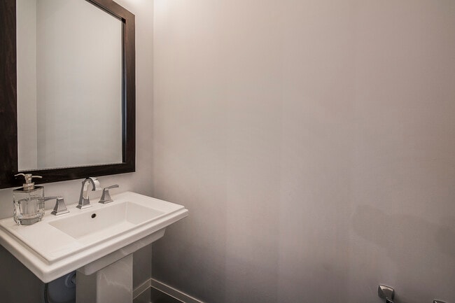 Building Photo - 118 W Starr Ave