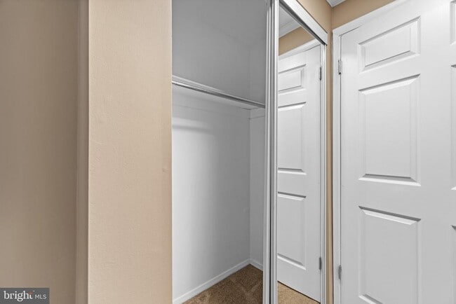 Building Photo - 1127 Lake Heron Dr