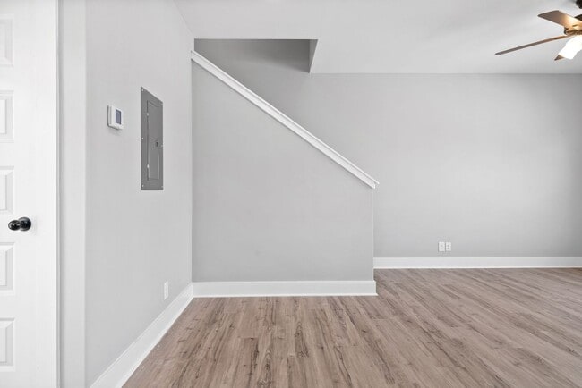 Building Photo - 2 Bedroom Townhome For Rent in Historic Downtown Clarksville!