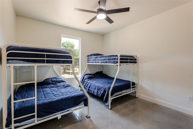 Building Photo - 405 Oak Tree Dr