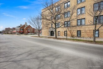 Building Photo - 6146 N Ravenswood Ave