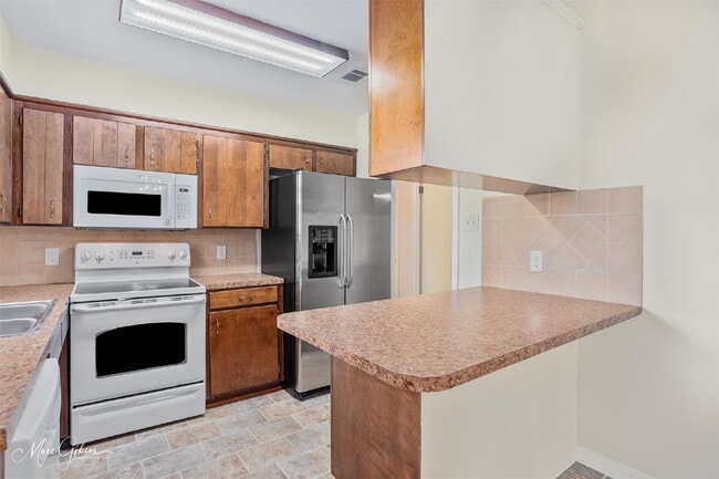 Building Photo - "Charming 3-Bedroom Retreat with Cozy Fire...