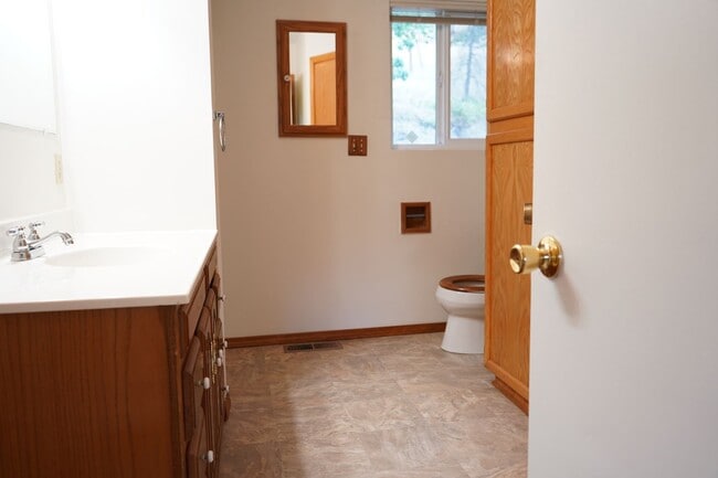 Building Photo - 3 bed 2 bath Single Family Home for Rent in Grants Pass