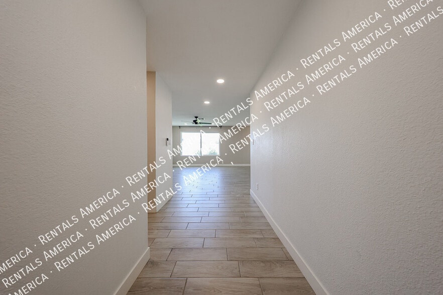 Building Photo - 2902 W Straford Dr