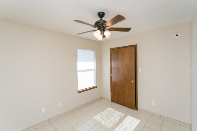 Building Photo - 16140 Rolling Meadows Dr