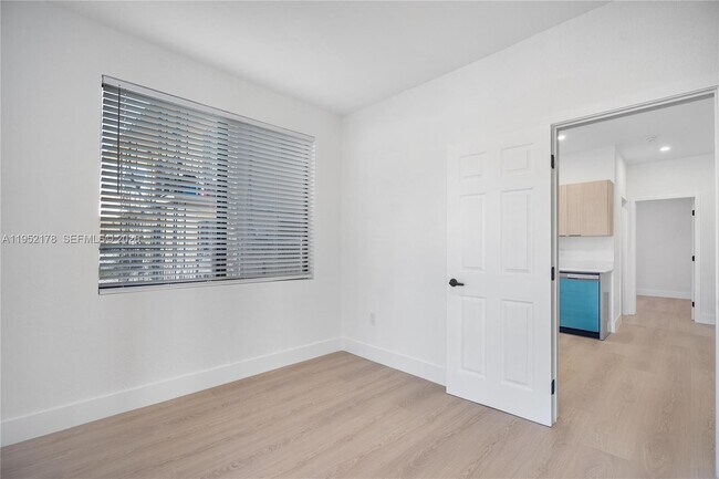 Building Photo - 629 SW 10th Ave