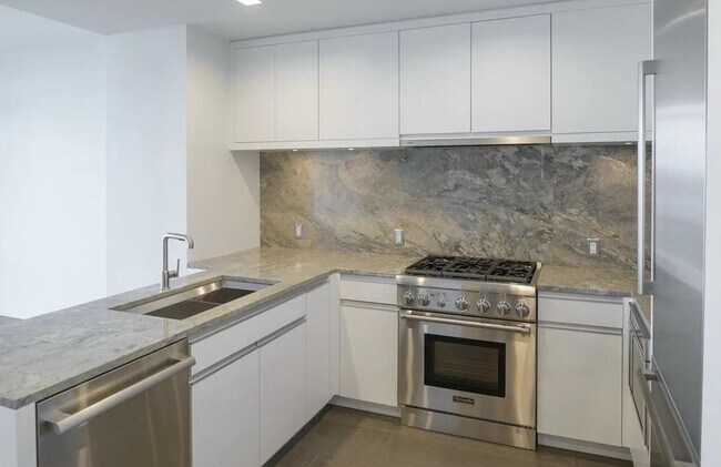 Building Photo - 320 Adolphus Ave