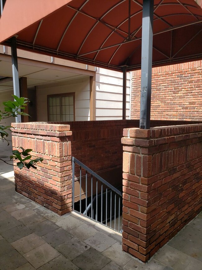 Building Photo - 2 Bedroom, 2 Bath Condo