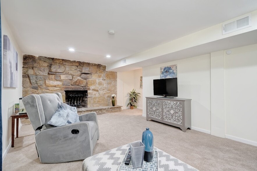 Family Room - 900 E Tantallon Dr