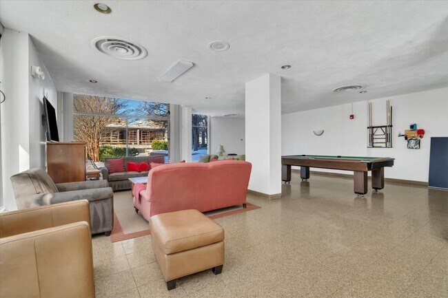 Building Photo - 4141 Henderson Rd