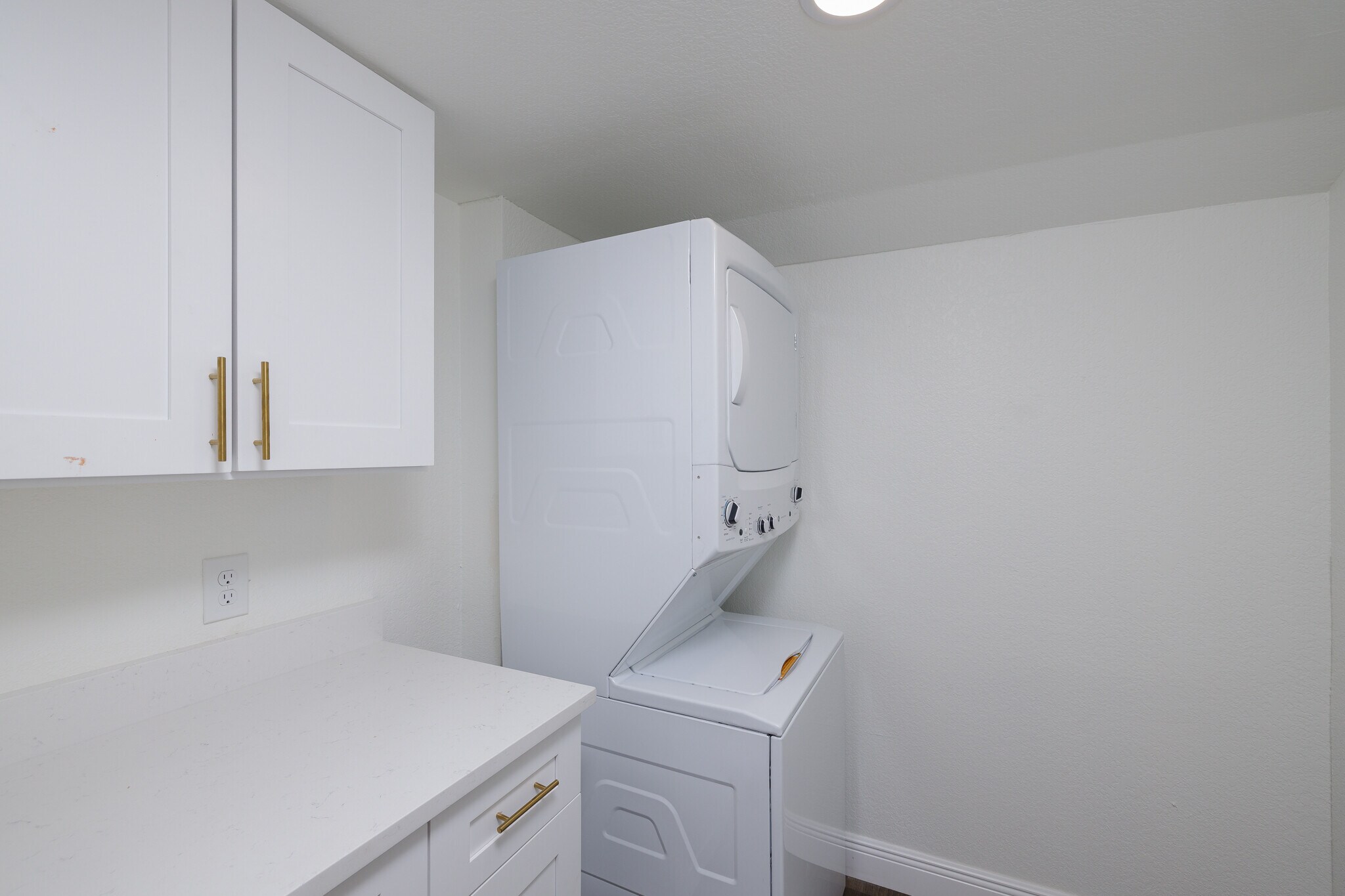 Building Photo - 644 6th Ave N