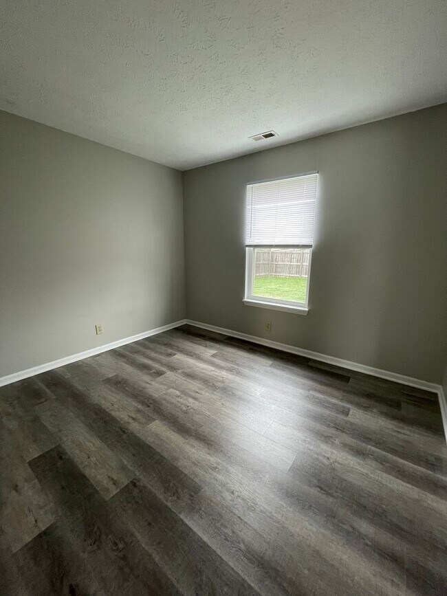 Building Photo - 3 Bedroom Single Family Home - Burnett Creek School District