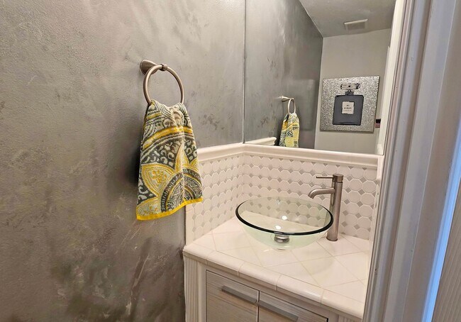 Building Photo - 2 BR/ 2.5 BA Townhome in Gated Community w...