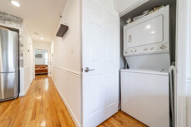 Building Photo - 466 Monmouth St