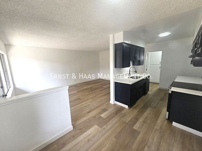 Building Photo - Renovated Spacious 2 Bedroom 1 Bathroom Ap...