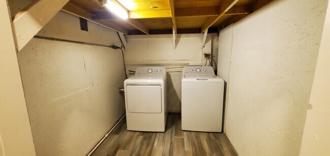 Building Photo - 6 Canaan St