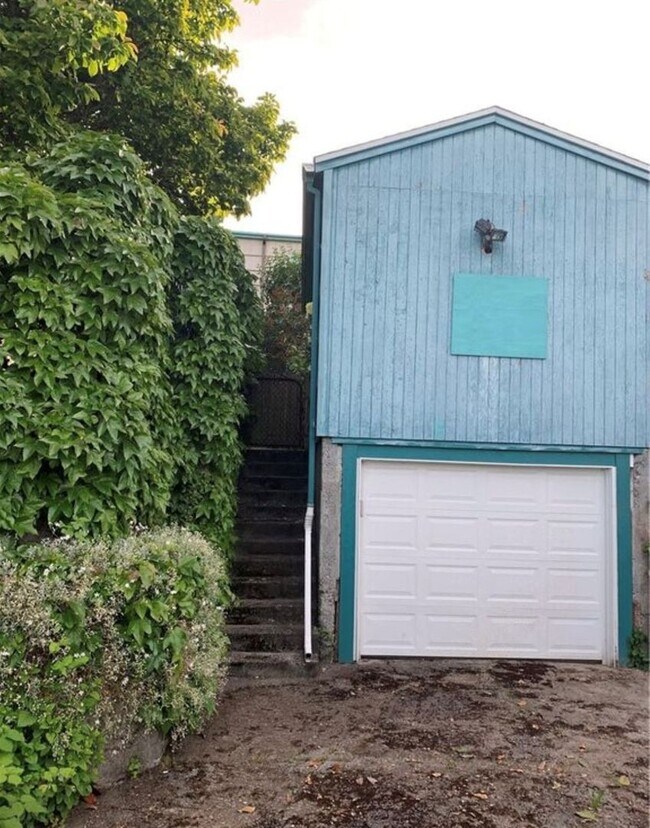 Building Photo - Stunning 3bed/3.5bath Brick Home in Ballard!