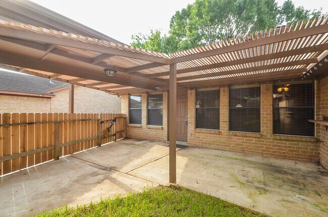 Building Photo - 3027 Colonial Dr