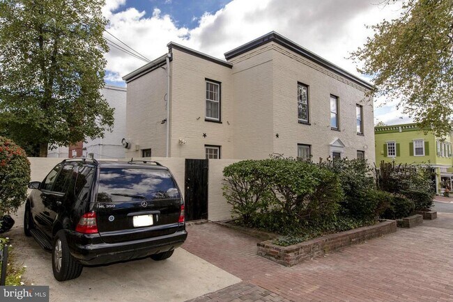 Building Photo - 1401 35th St NW