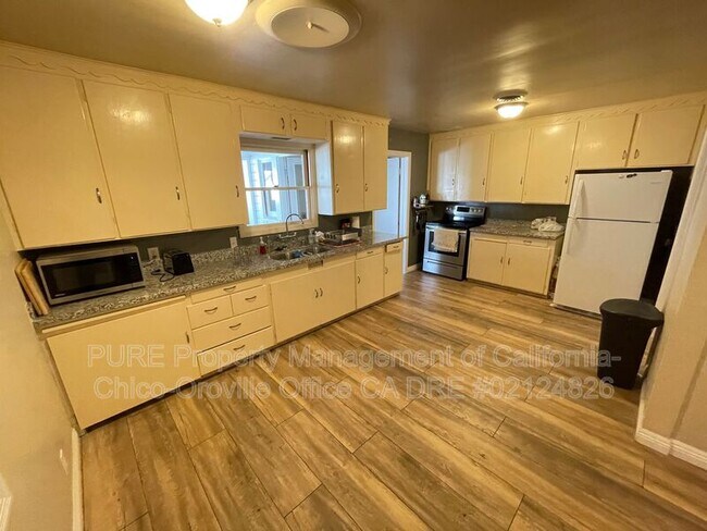 Building Photo - 3090 Grand View Ave