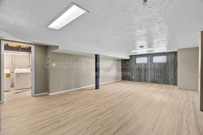 Building Photo - 561 Golfwood Dr