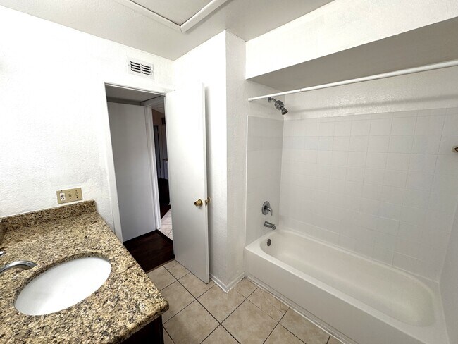 Building Photo - 1948 Lake Atriums Cir