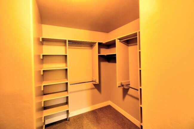 Building Photo - 3 bed 2.5 bath townhome in Salem