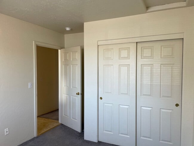 Building Photo - Cute 2 Bedroom 1 Bath Apartment-Centarlly ...