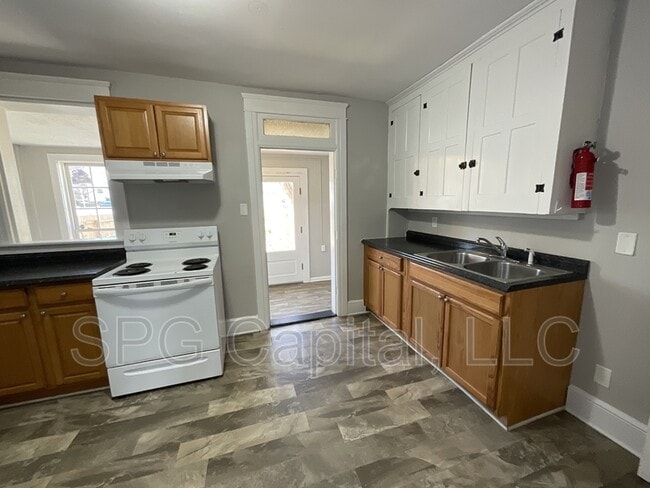 Building Photo - 32 Penn St