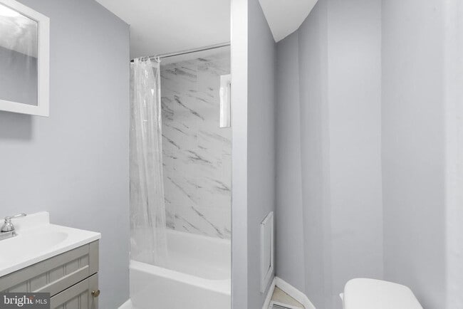 Building Photo - 707 Royden St