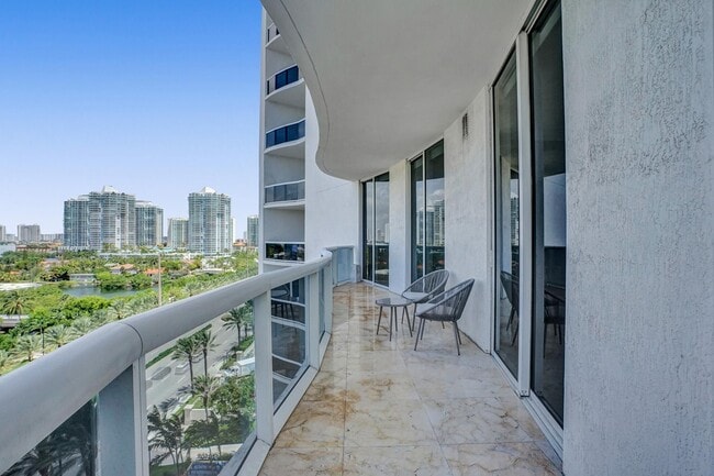 Building Photo - 16001 Collins Ave