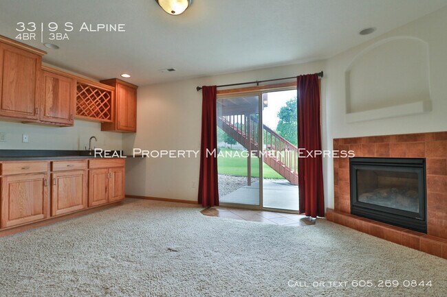 Building Photo - Perfect 4 bedroom 3 bathroom home 2200 sq ft!