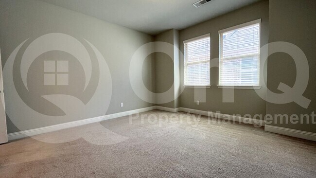 Building Photo - 7005 Golf Club Dr