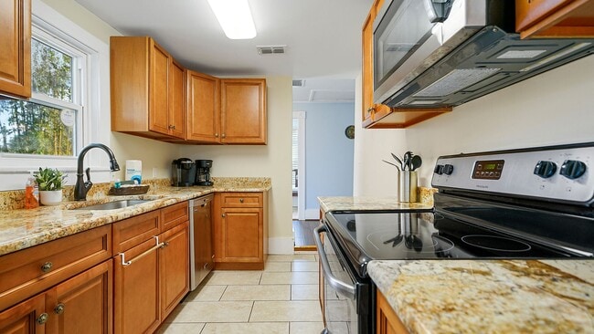 Building Photo - 14 Sanchez Ave