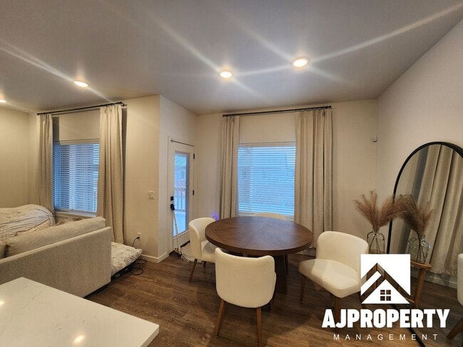 Building Photo - 5304 S Spirea Ave