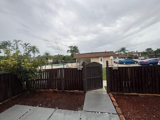 Building Photo - 2130 Sherwood Forest Blvd