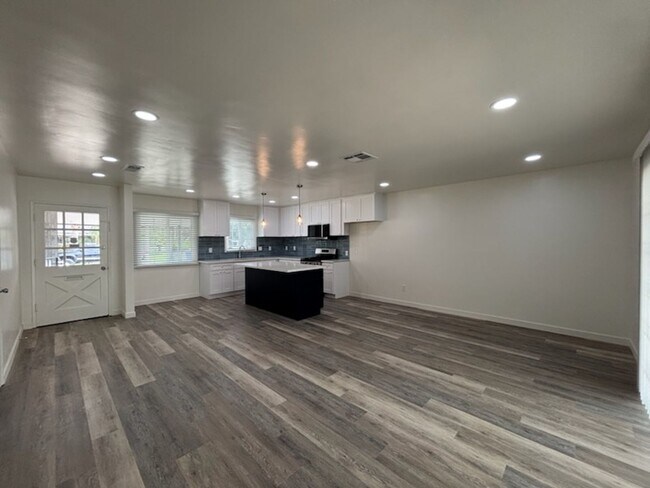 Building Photo - 5704 Wisteria Dr