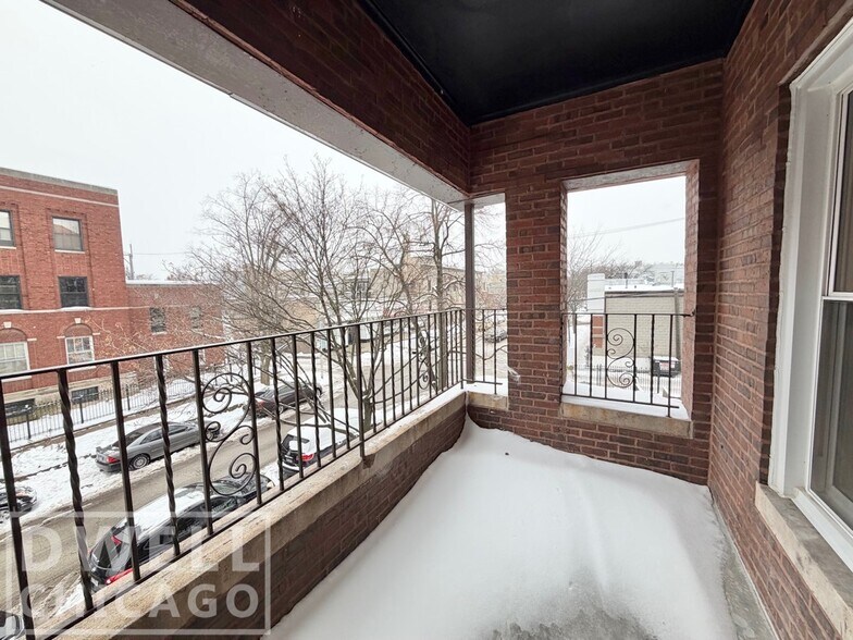 Building Photo - 1709 W Lunt Ave